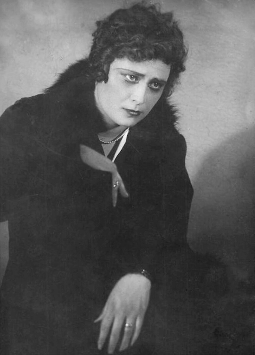 Алла Тарасова в роли Елены Турбиной в спектакле «Дни Турбиных» (1926)