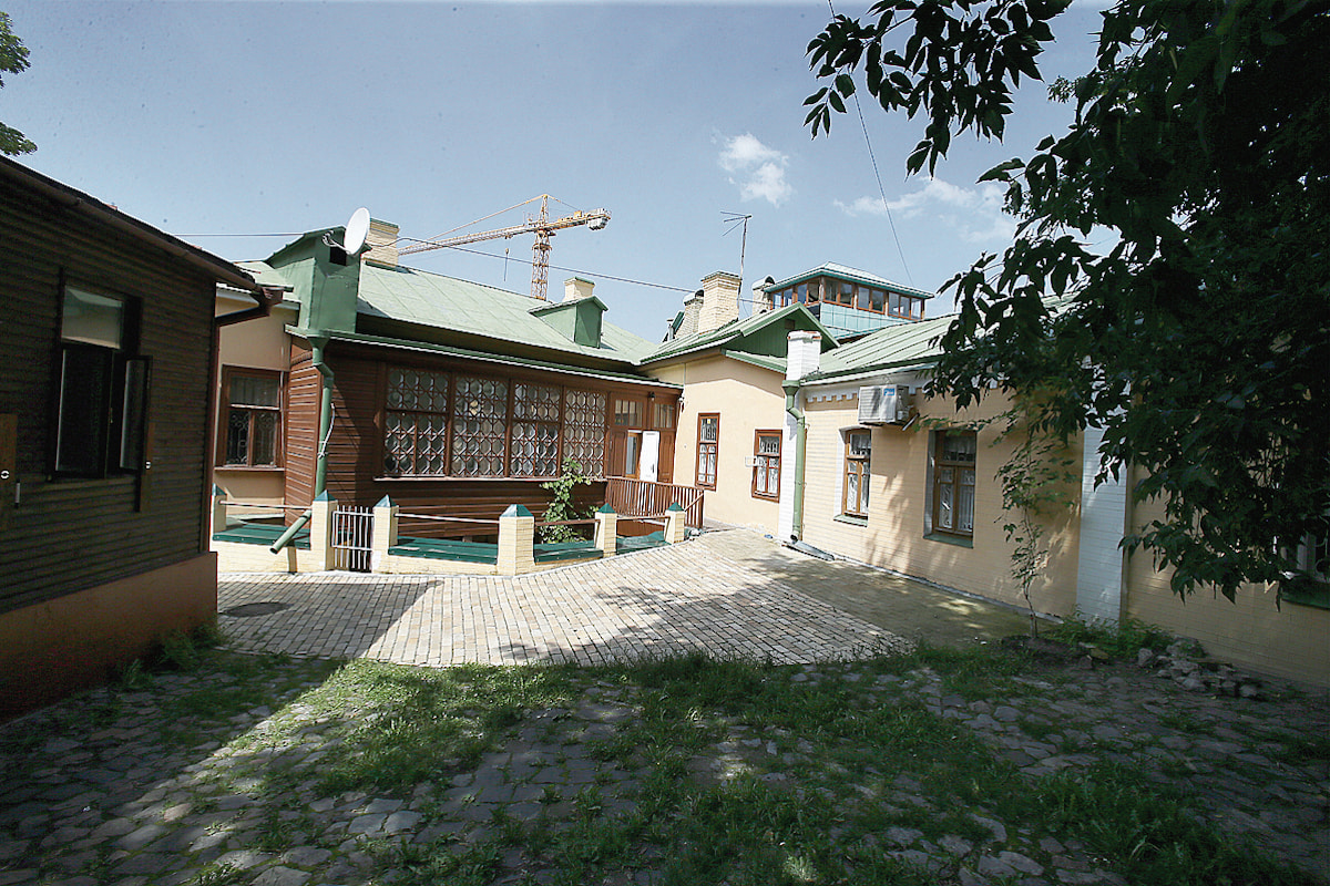 Двор дома № 13 на Андреевском спуске (2000-е)