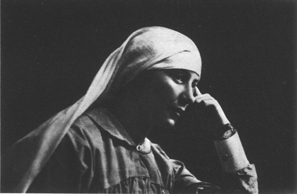 Л.Е. Белозерская в форме сестры милосердия. 1916 г.