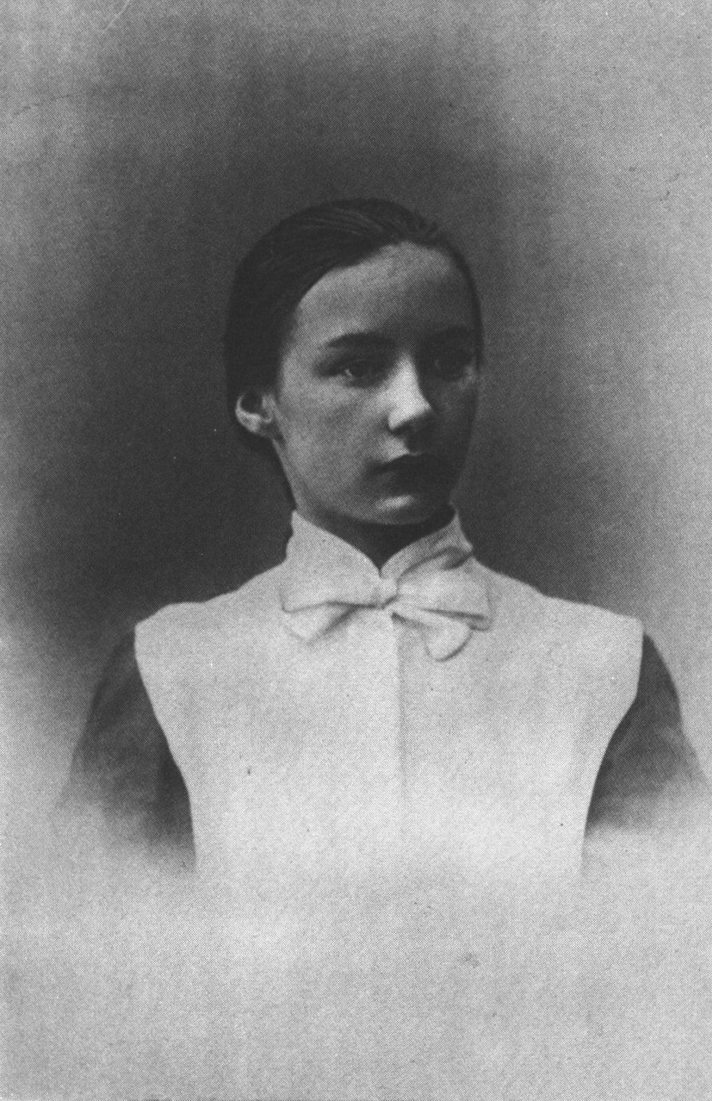 Л.Е. Белозерская в форме Демидовской гимназии. 1908 г.