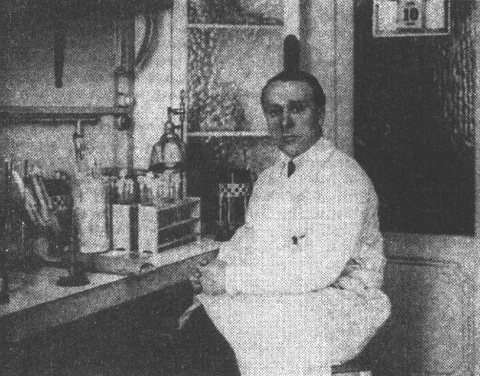 Николай Булгаков в лаборатории. Париж, 1930 г.