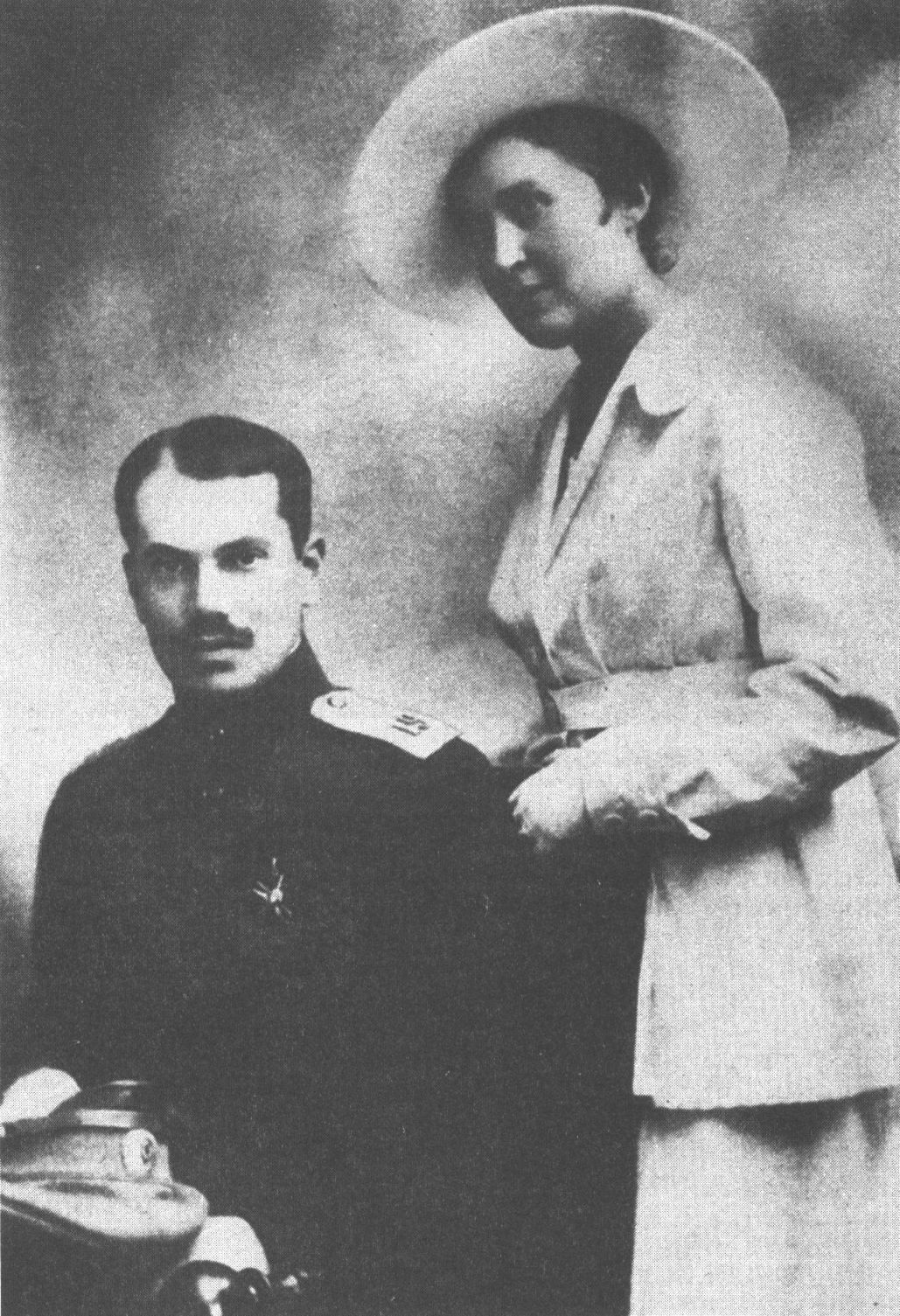 Варвара Афанасьевна Булгакова и Леонид Сергеевич Карум. 1917 г.