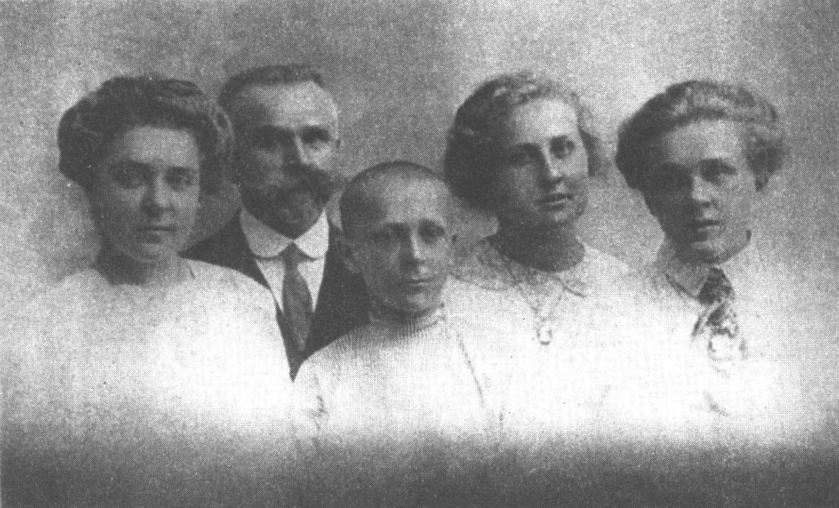 Вера, Н.М. Покровский, Коля, Варя и Надя. Ессентуки, 1912 г.