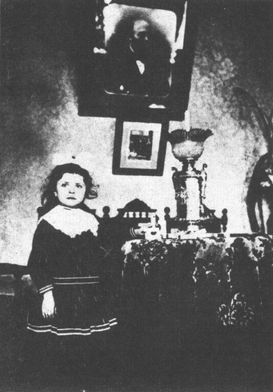 Леля Булгакова в трауре у портрета отца в гостиной. 1908 г.