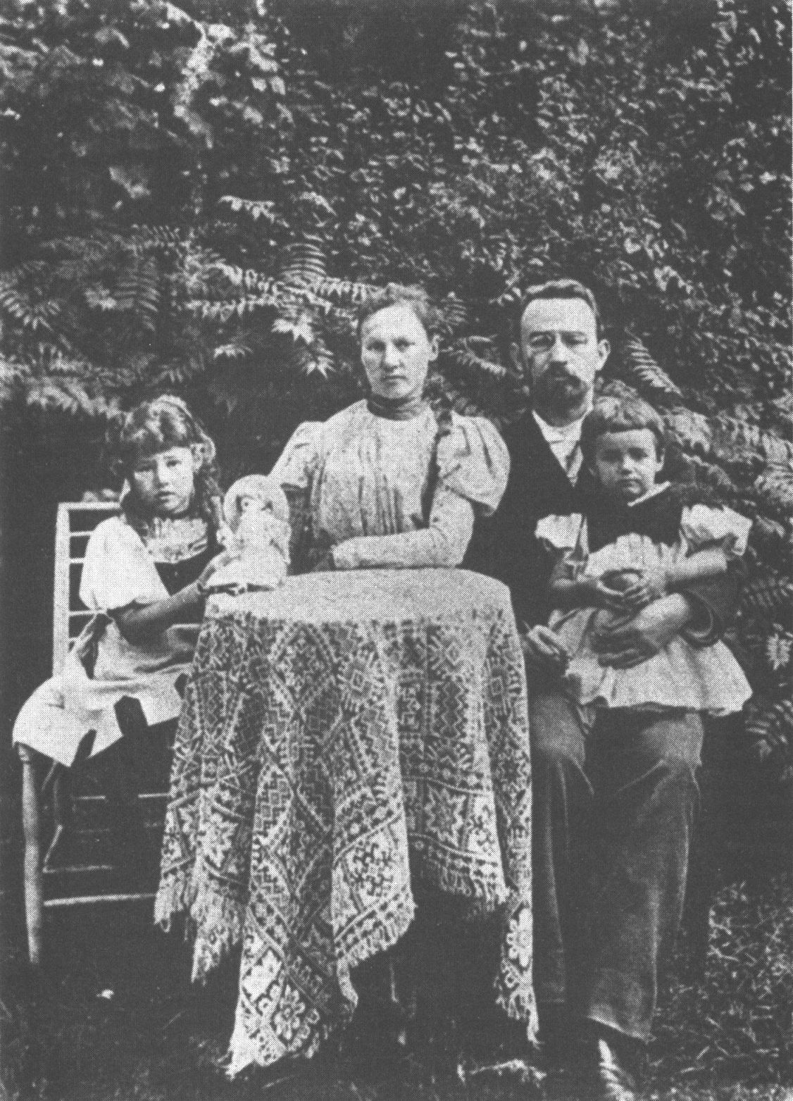 А.А. и С.М. Нюренберги с дочерьми Еленой (справа) и Ольгой