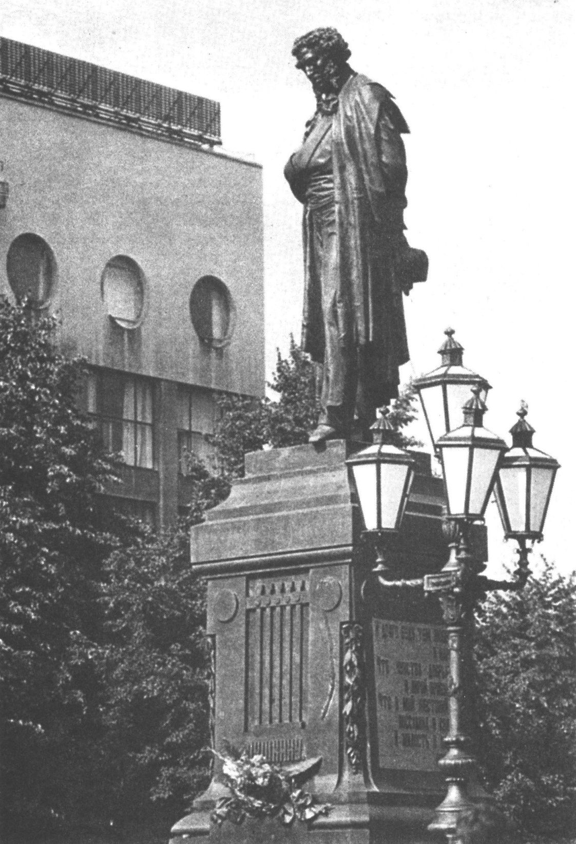 Памятник А.С. Пушкину в Москве, воздвигнутый в 1880 г. Скульптор А.М. Опекушин