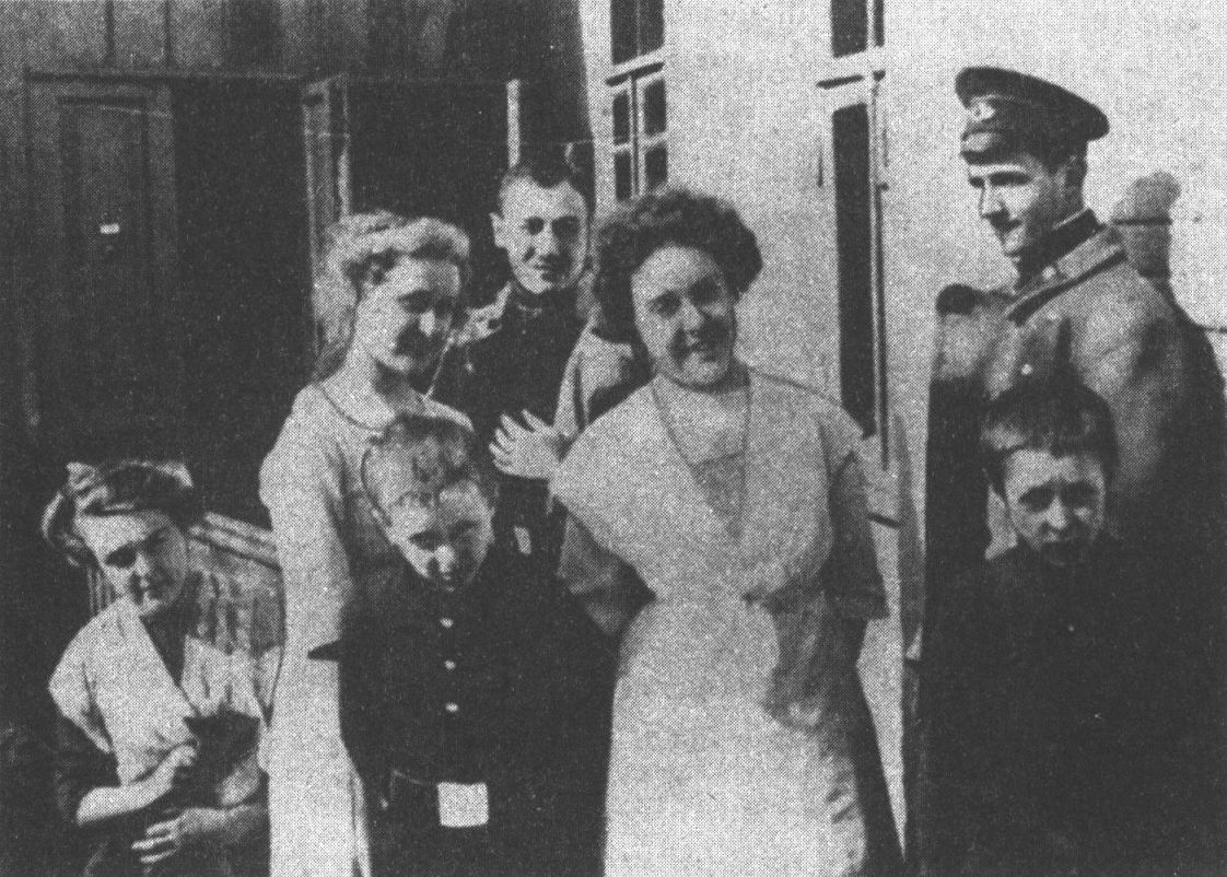 Надя Булгакова (держит кота), Варя, Вера и Коля