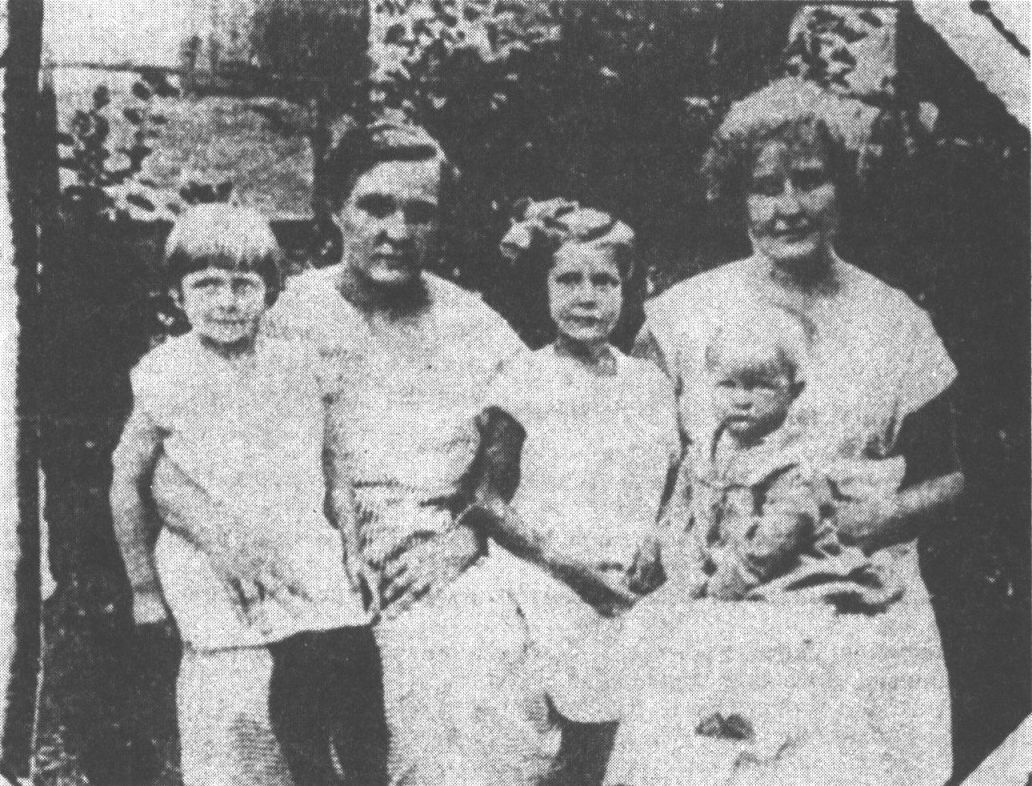 Н.А. Булгакова-Земская и В.А. Булгакова-Карум с детьми. 1920-е гг.