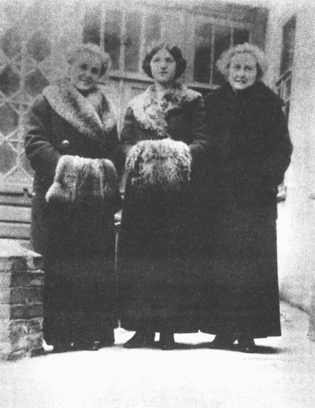 Надя Булгакова, Муся Левсянская и Варя Булгакова. Киев, 1915 г.