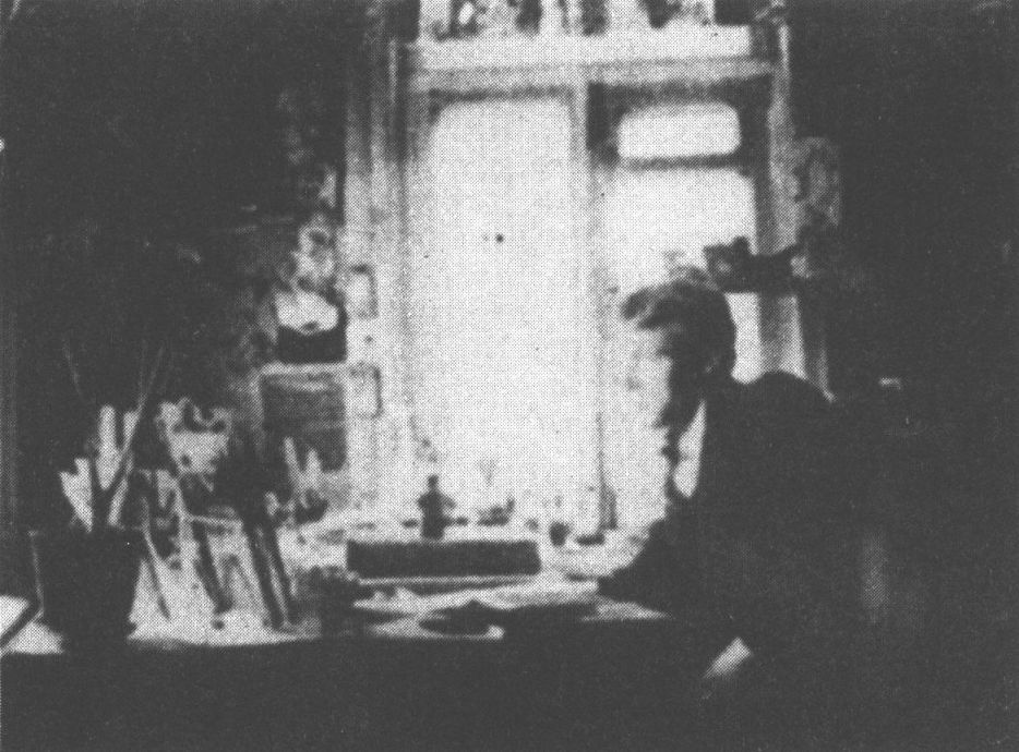 М.А. Булгаков, студент университета, в своем кабинете в доме на Андреевском спуске, 13. 1913 г. В семье эту фотографию называли «Миша — доктор»