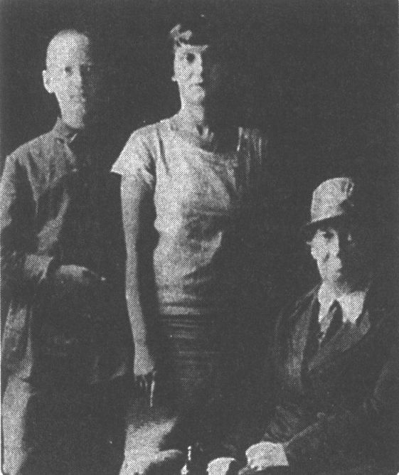 А.А. Ахматова с сыном Львом и А.И. Гумилевой. 1927 г.