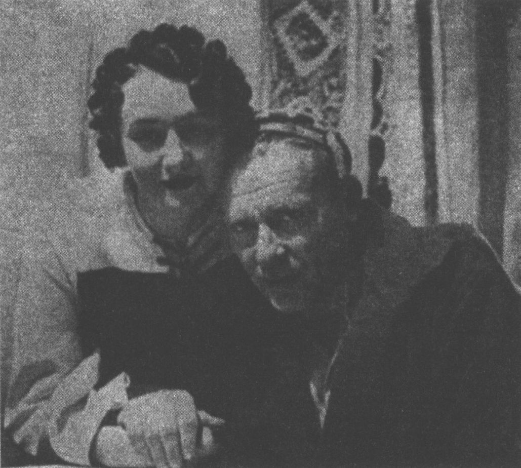 М.А. Булгаков в шапочке Мастера в своем кабинете с Еленой Сергеевной. 1936 г.
