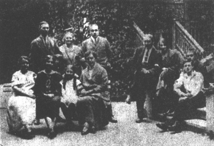В верхнем ряду третий слева — Б. Штейгер, прототип Барона Майгеля в романе «Мастер и Маргарита»
