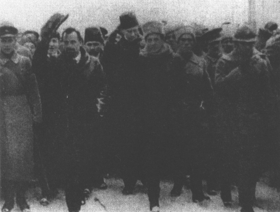 Лидеры Директории С.В. Петлюра (справа в папахе) и В.К. Винниченко во время парада на Софийской площади. Декабрь 1918 г.