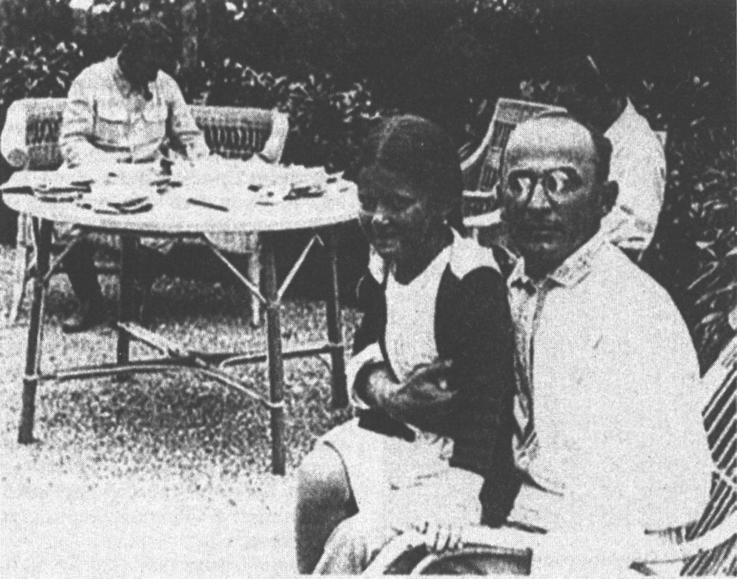 Л. Берия с дочерью Сталина С. Аллилуевой. На заднем плане — И. Сталин