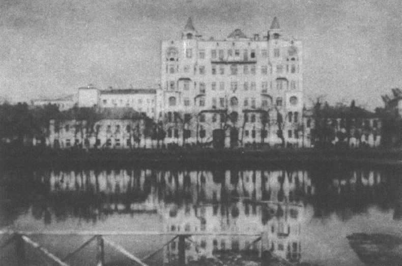 Вид на Патриаршие пруды и дома на Малой Бронной ул. 1920-е гг.