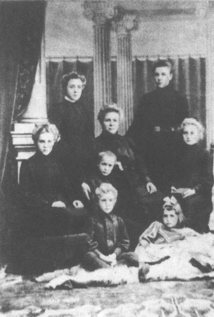 М. Булгаков (стоит) с матерью, В.М. Булгаковой (в центре), сестрами и братьями. 1909 г.