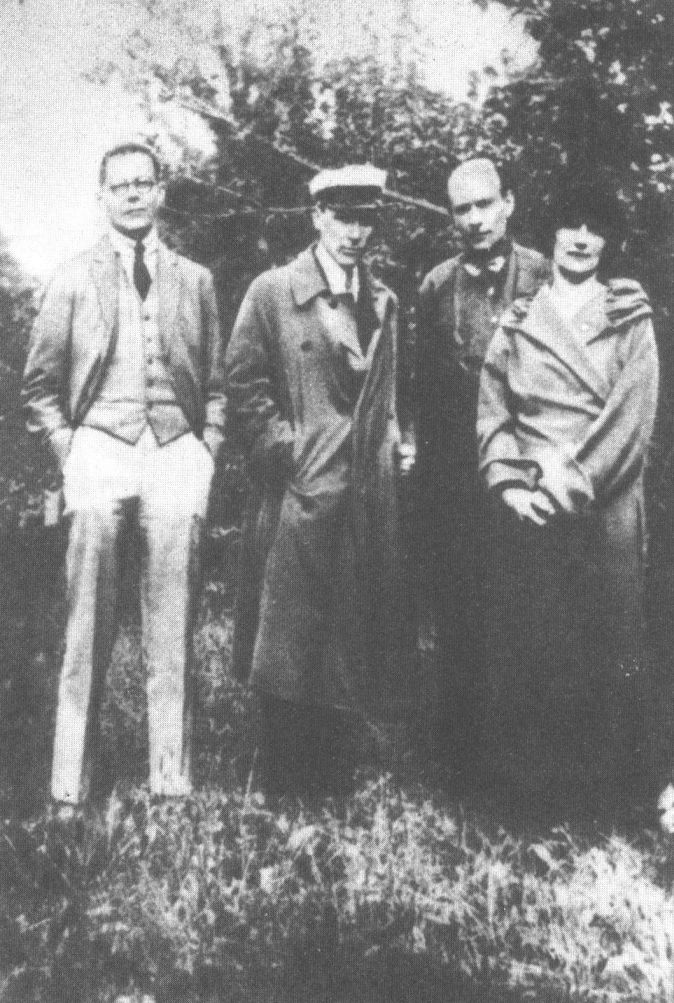 М.А. Булгаков с женой и друзьями. 1926 г. (слева направо: С.С. Топленинов, М.А. Булгаков, Н.Н. Лямин, Л.Е. Белозерская)