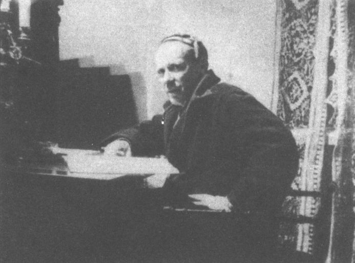 М.А. Булгаков в рабочем кабинете. 1936 г.