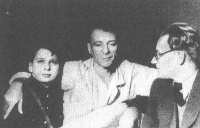 М.А. Булгаков с Сережей Шиловским и С.А. Ермолинским. Начало 1940 г.