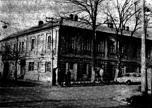 В этом доме, на верхнем этаже справа, в 1920—1921 годах жил М. Булгаков. Теперь это ул. Маяковского, 9
