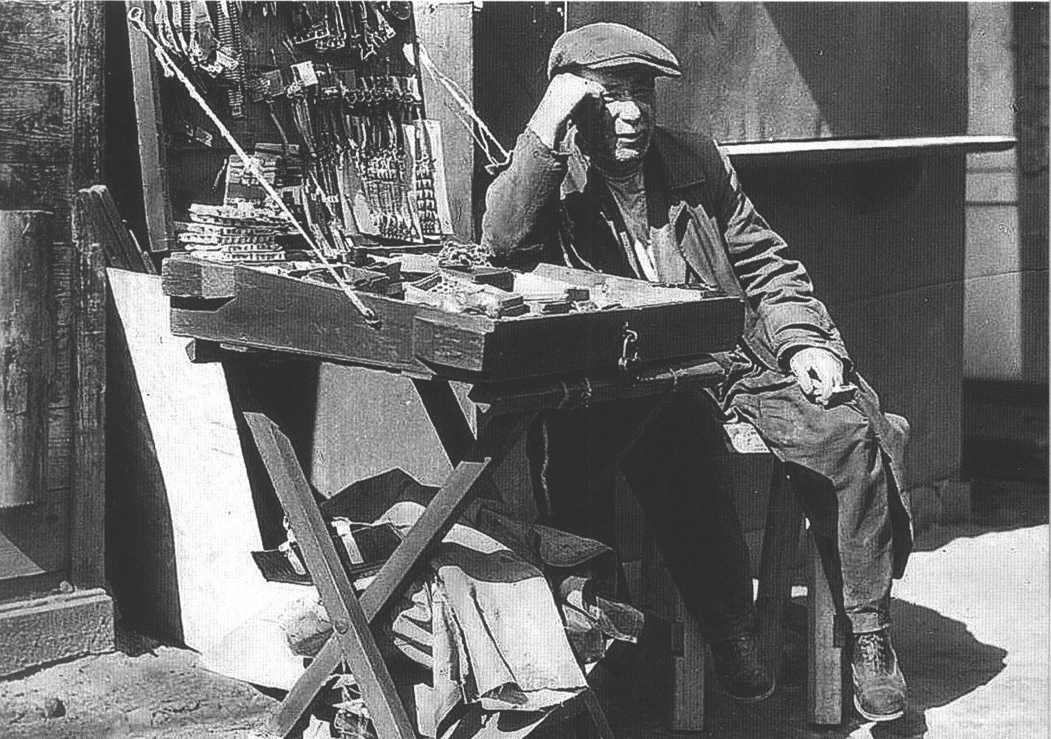 Продавец скобяных изделий (внизу). 1931 г. Фото Branson DeCou