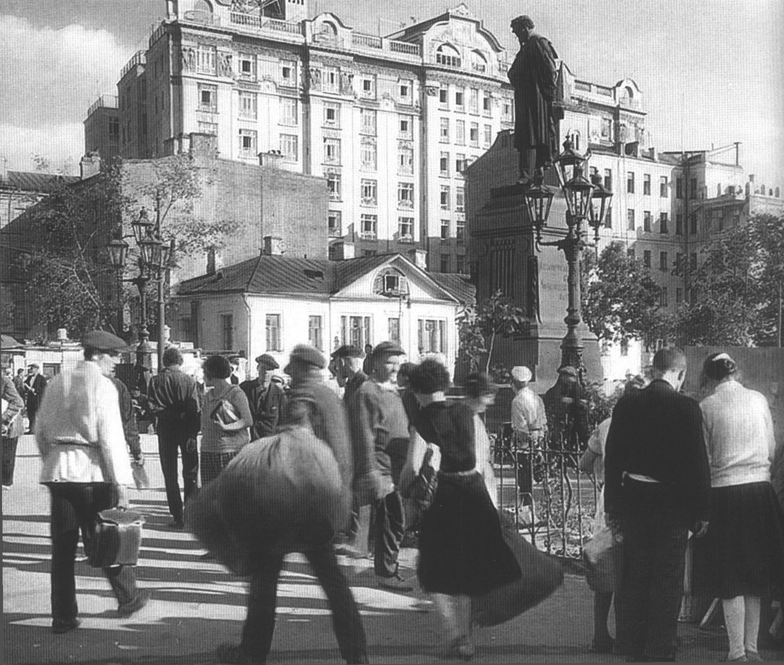 Памятник Пушкину на Тверском бульваре. 1931 г. Фото Branson DeCou