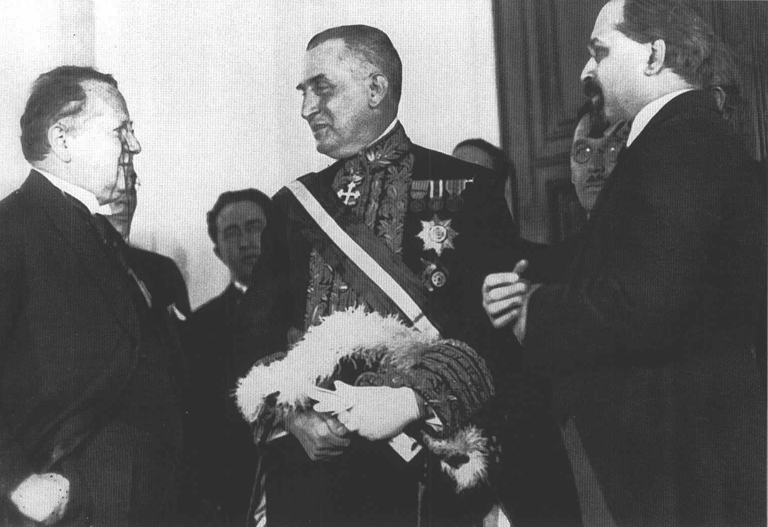 Максим Литвинов, посол Италии в СССР Витторио Черрути и Лев Карахан (?) во время дипломатического приема в Москве