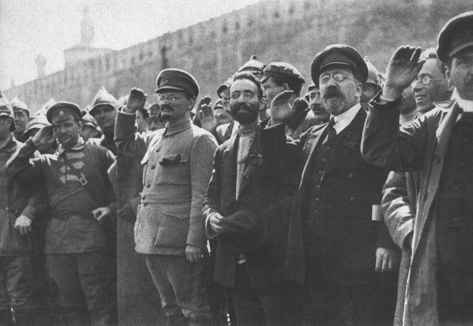 Справа налево: Михаил Томский, Лев Каменев, через одного Лев Троцкий, Михаил Лашевич. Красная площадь, 1 мая 1922 г.