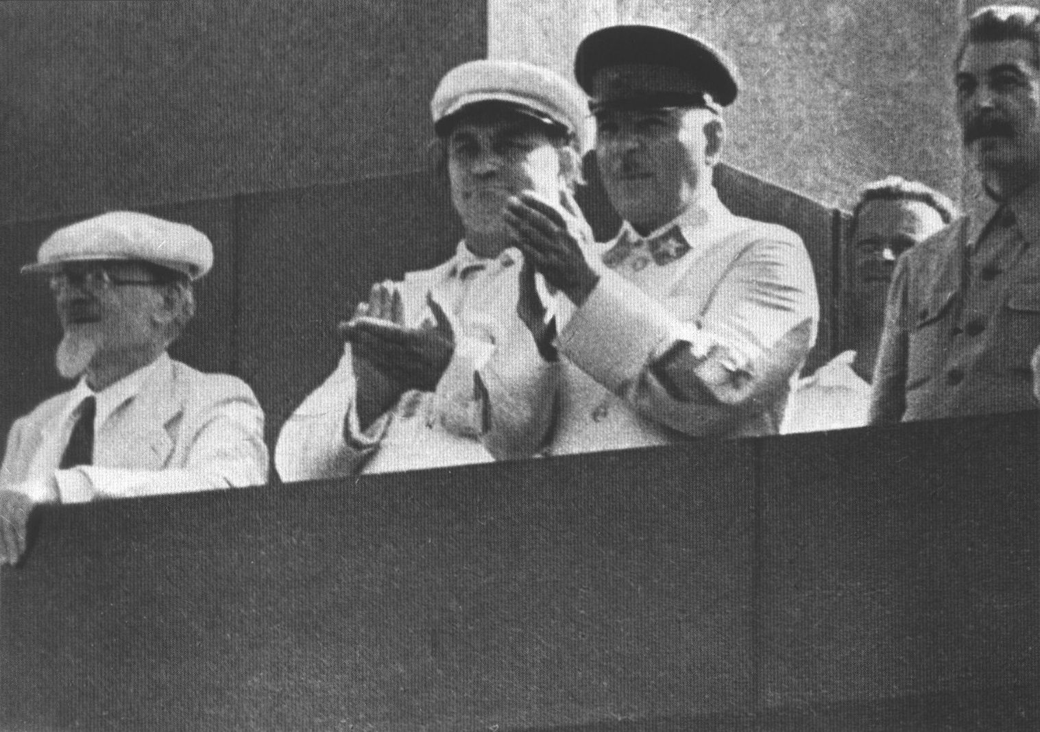 Михаил Калинин, Георгий Димитров, Климент Ворошилов, Иосиф Сталин на Мавзолее во время физкультурного парада. 1936 г.