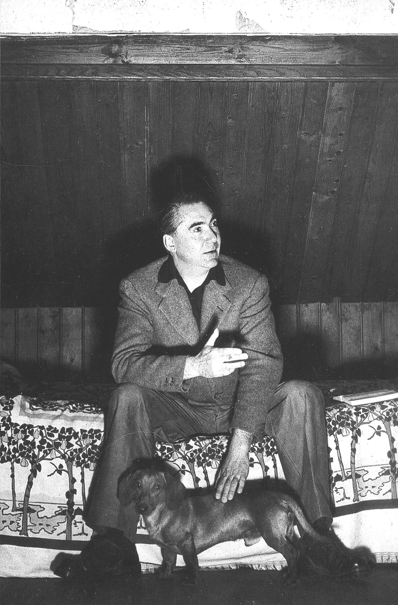 Курцио Малапарте с таксой Пуччи. 1940-е гг. Фото Fondazione Biblioteca di via Senato