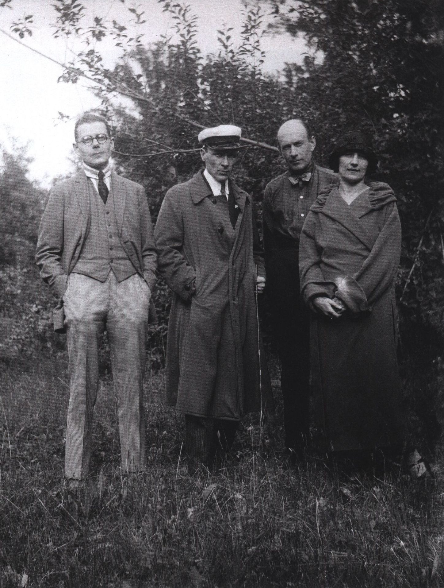 Слева направо: Сергей Топленинов, Михаил Булгаков, Николай Лямин, Любовь Белозерская на прогулке в Останкине, 1926 г.