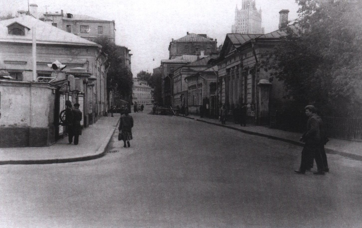 Малый Левшинский переулок. 1950-е гг. Дом № 4 — первый справа