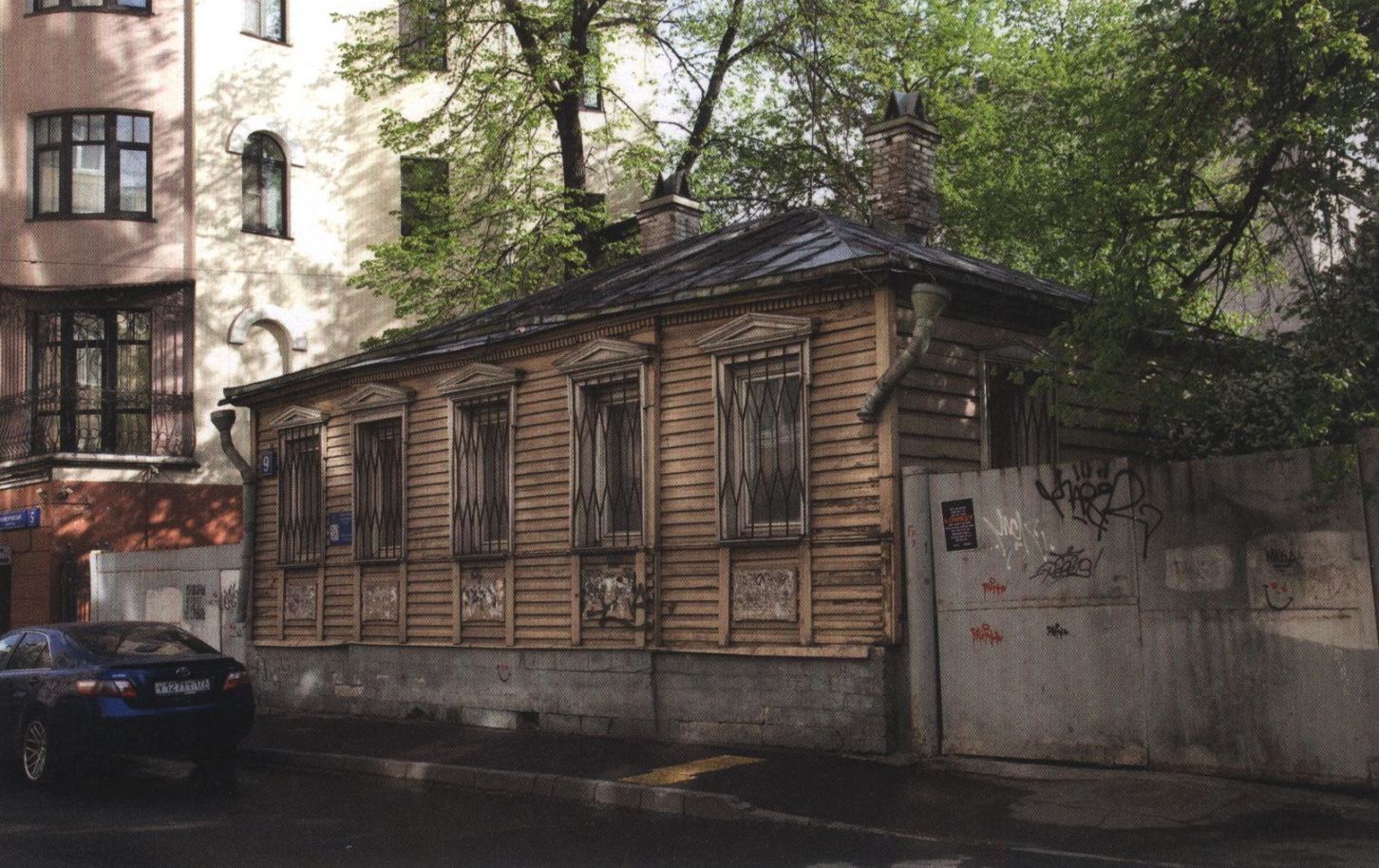 Мансуровский переулок, дом 9. 2016 г. Дом № 9 был построен в 1834 году мещанкой П.Ф. Емельяновой. В конце XIX века он перешел к купцу С.В. Топленинову, а от него по наследству к сыновьям Владимиру и Сергею