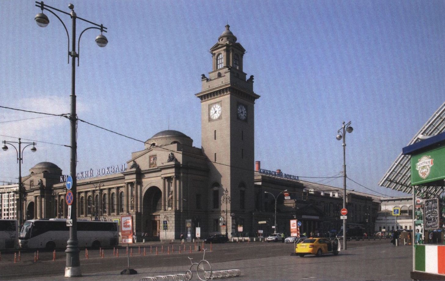 Площадь Киевского вокзала, дом 1. 2016 г. В 1934 году Брянский вокзал был переименован в Киевский. В 1940—1946 годах с северной стороны был пристроен корпус с кассовым залом и станцией метро «Киевская», архитектор Д.Н. Чечулин