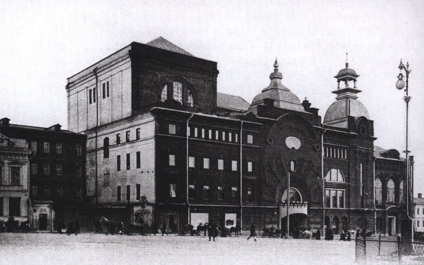 Триумфальная площадь. 1900-е гг. В 1922 году Театру имени Мейерхольда (ТИМу) передали здание театра «Буфф-миниатюр» французского антрепренера Омона, находившегося здесь с 1901 года. В 1930-х годах Мейерхольд начал перестраивать здание, но после его ареста стройку остановили