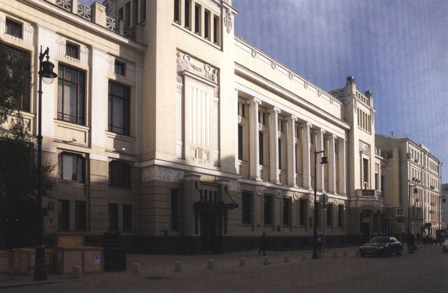 Улица Малая Дмитровка, дом 6. 2016 г. В 1933 году здесь размещался Театр рабочей молодежи (ТРАМ). В 1938-м он был преобразован в Театр имени Ленинского комсомола, с 1990 года носит название «Ленком»