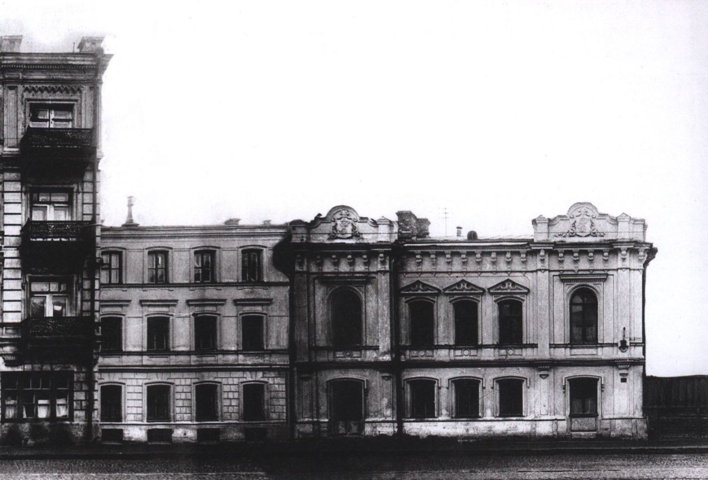 Улица Большая Пироговская, дом 35а. 1930-е гг. Архитектор А.Ф. Стуй в 1920-х годах перестроил бывший особняк купцов Решетниковых, а позже сам поселился в этом доме на втором этаже. Окно кабинета Булгакова — крайнее справа на первом этаже