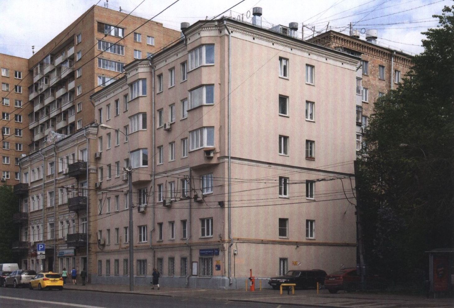Улица Большая Пироговская, дом 35а. 2016 г. В 1961 году двух- и трехэтажные корпуса были достроены до шестиэтажного дома