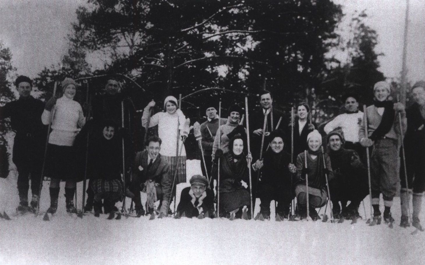 Михаил Булгаков и Любовь Белозерская на лыжах с мхатовцами, 1928 г.