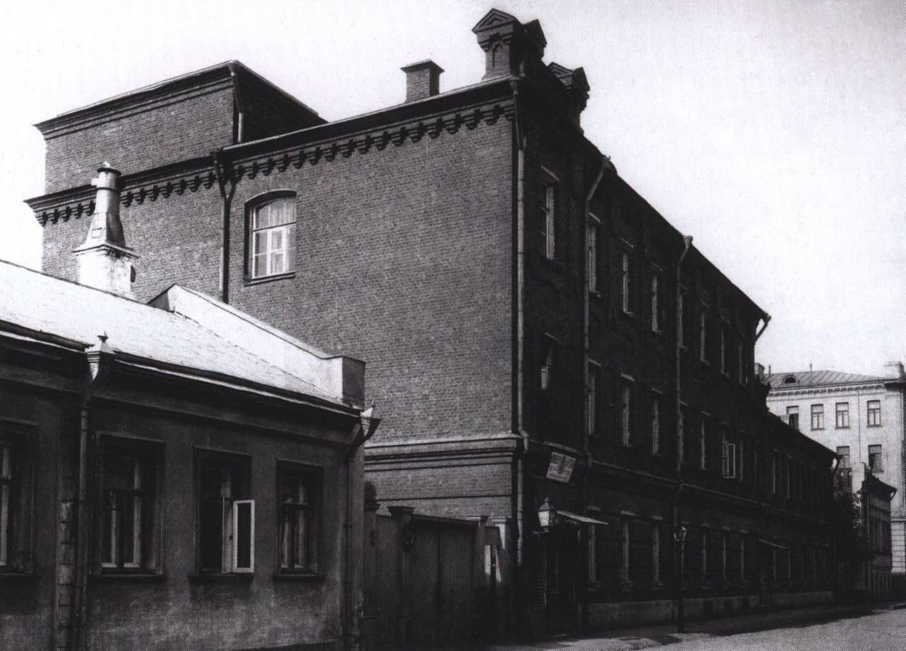 Малый Могильцевский переулок, дом 3. 1913 г. Здание было спроектировано как полицейский дом (1900 г., архитектор Д.В. Шапошников). В 1920—1930-е годы здесь размещался ЗАГС