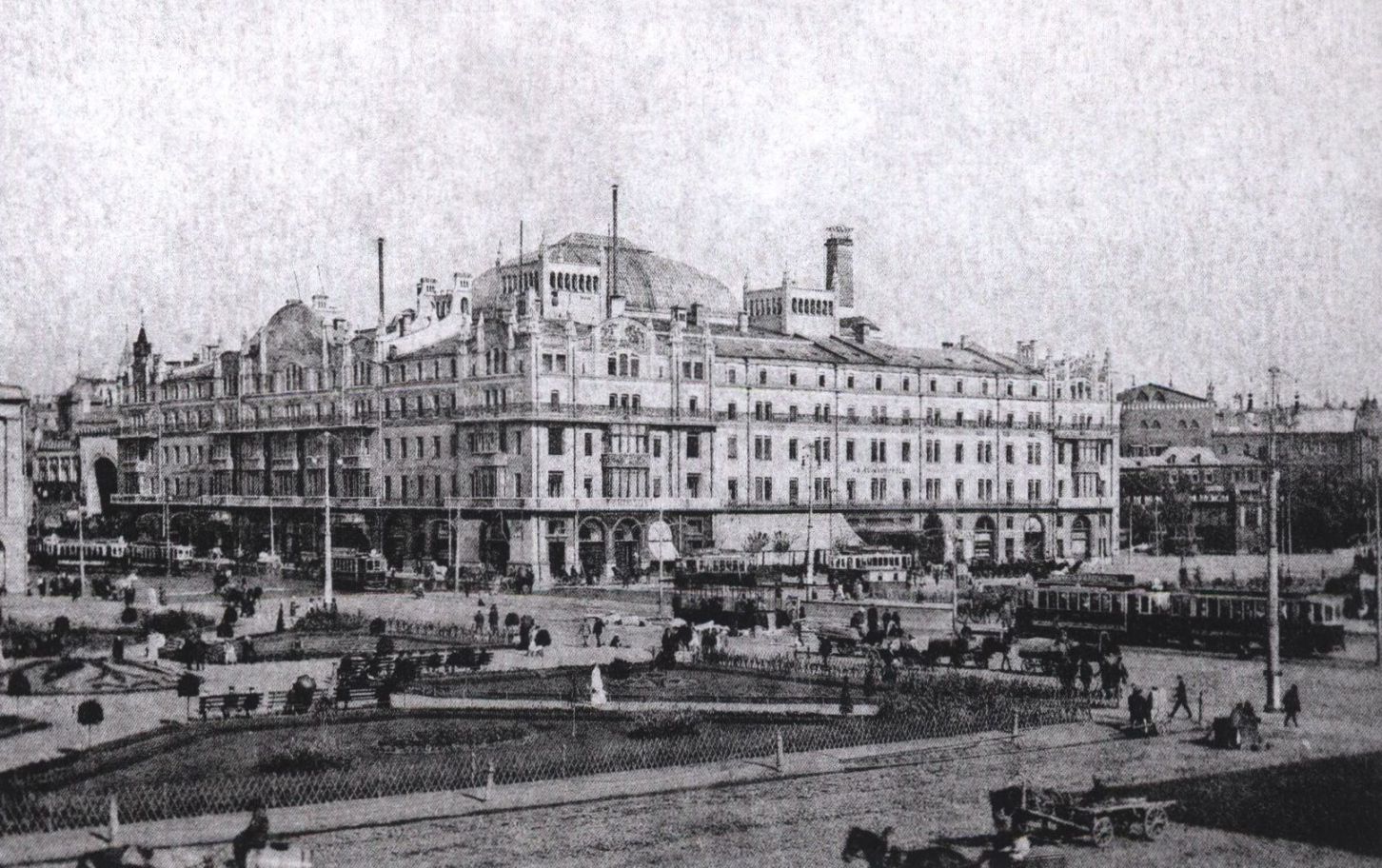 Театральный проезд, дом 2. 1910-е гг. Знаменитая гостиница была построена в 1901 году по проекту архитекторов В. Валькота, Л. Кекушева и Н. Шевякова. Открытие гостиницы в 400 номеров состоялось в 1906 году.