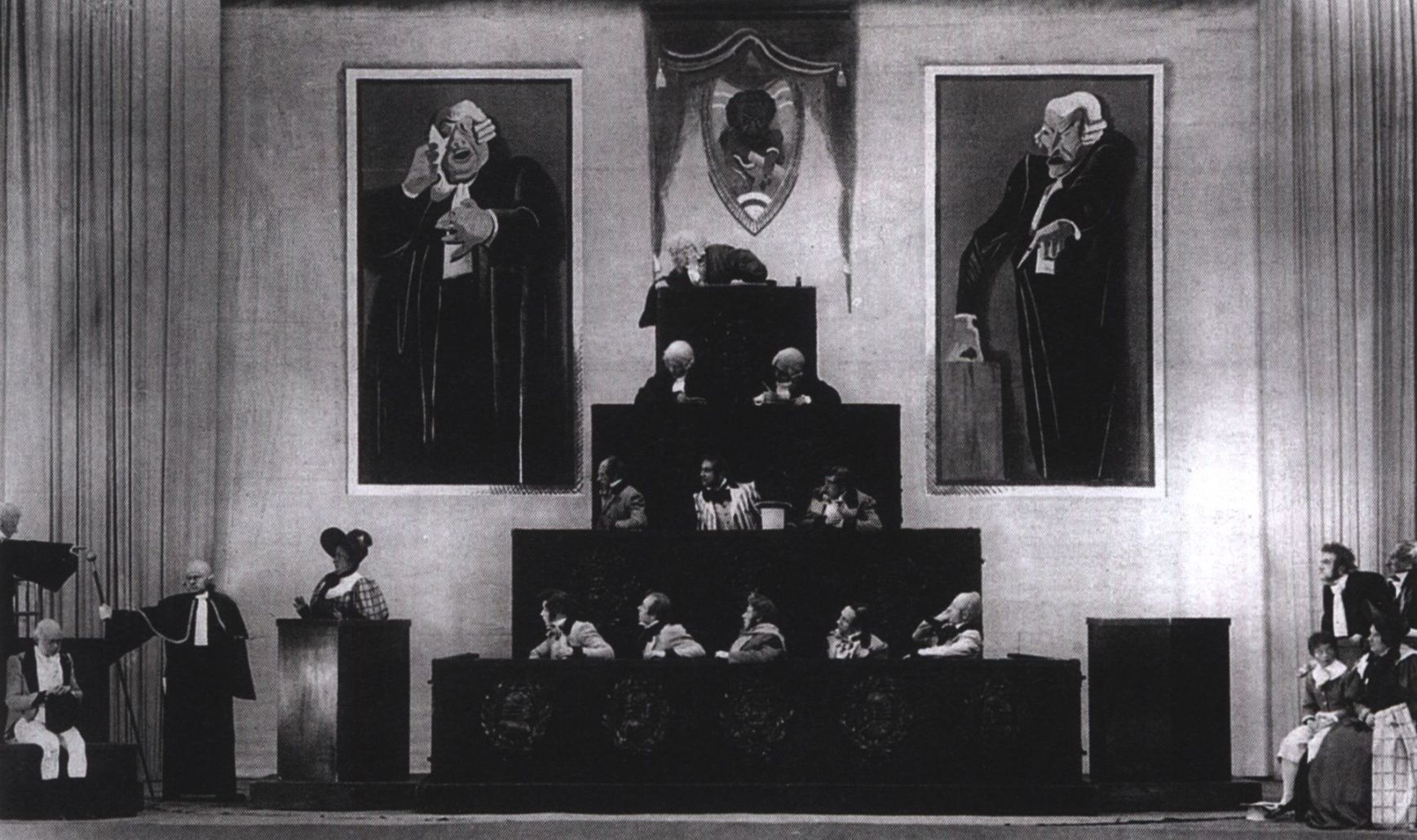Сцена суда из «Пиквикского клуба» с Булгаковым в роли президента суда (на самом верху пирамиды), 1935 г.