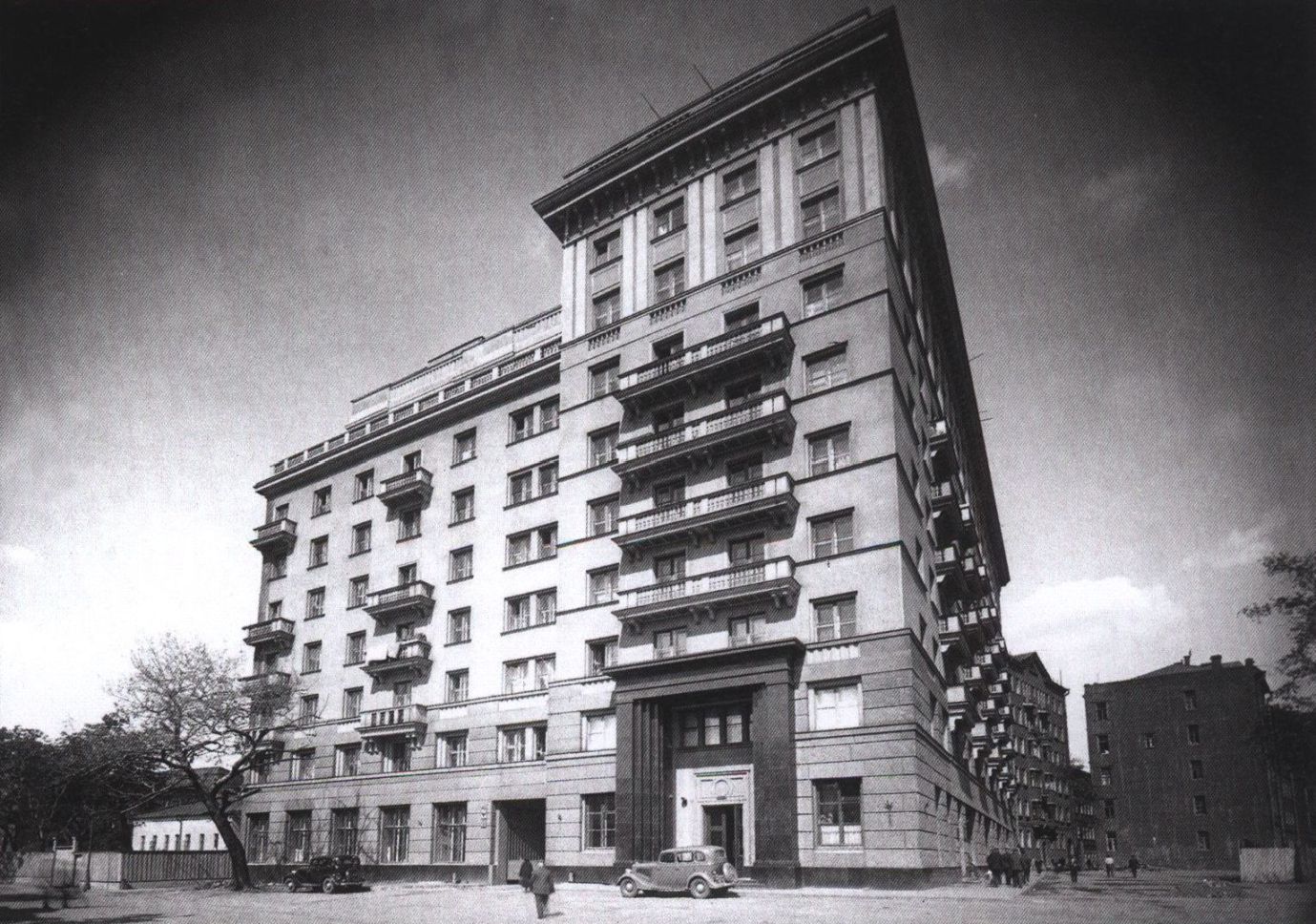 Лаврушинский переулок, дом 17. 1930-е гг. В 1930-х годах участок под строительство высотного здания на месте снесенных флигелей и малоэтажных строений был передан жилищному кооперативу «Советский писатель». Первая очередь дома была сдана в 1937 году (архитектор И.Н. Николаев)