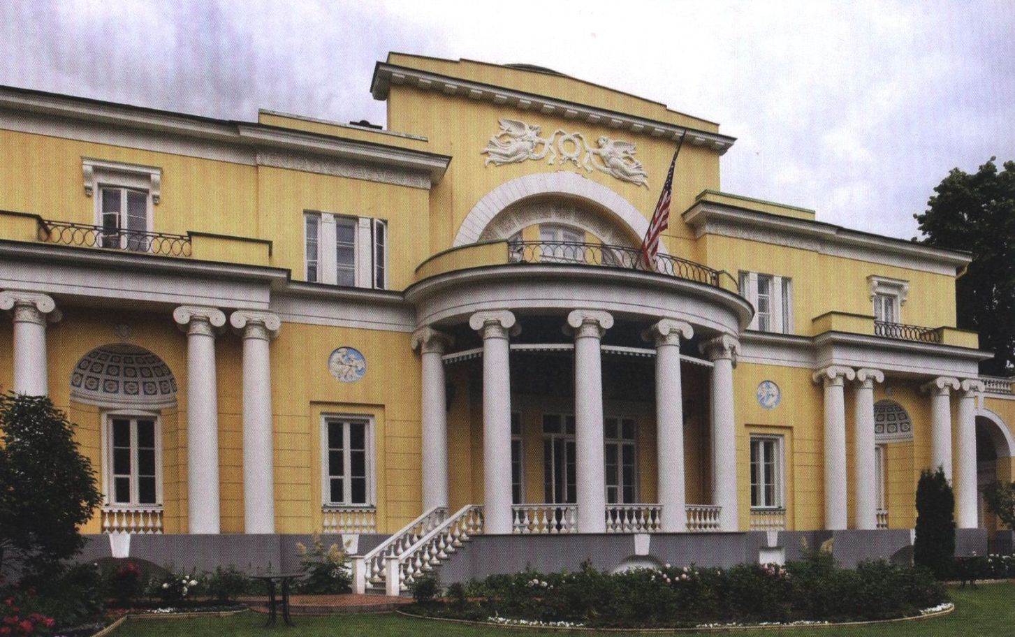 Спасопесковский переулок, дом 10. 2010-е гг. В 1918—1933 годах здесь размещались государственные учреждения и жилые квартиры, а с 1933 года особняк используется как резиденция американского посла в Москве (Спасо-хаус)