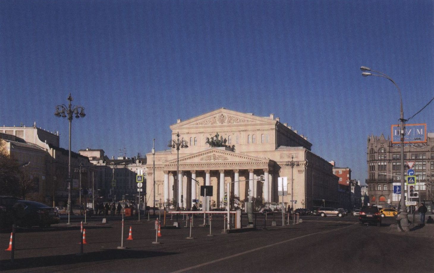 Театральная площадь, дом 1. 2016 г. После революции театр сменил статус «императорского» и стал называться Государственный академический Большой театр. В 1941 году в здание театра попала бомба, но фасад сильно не пострадал