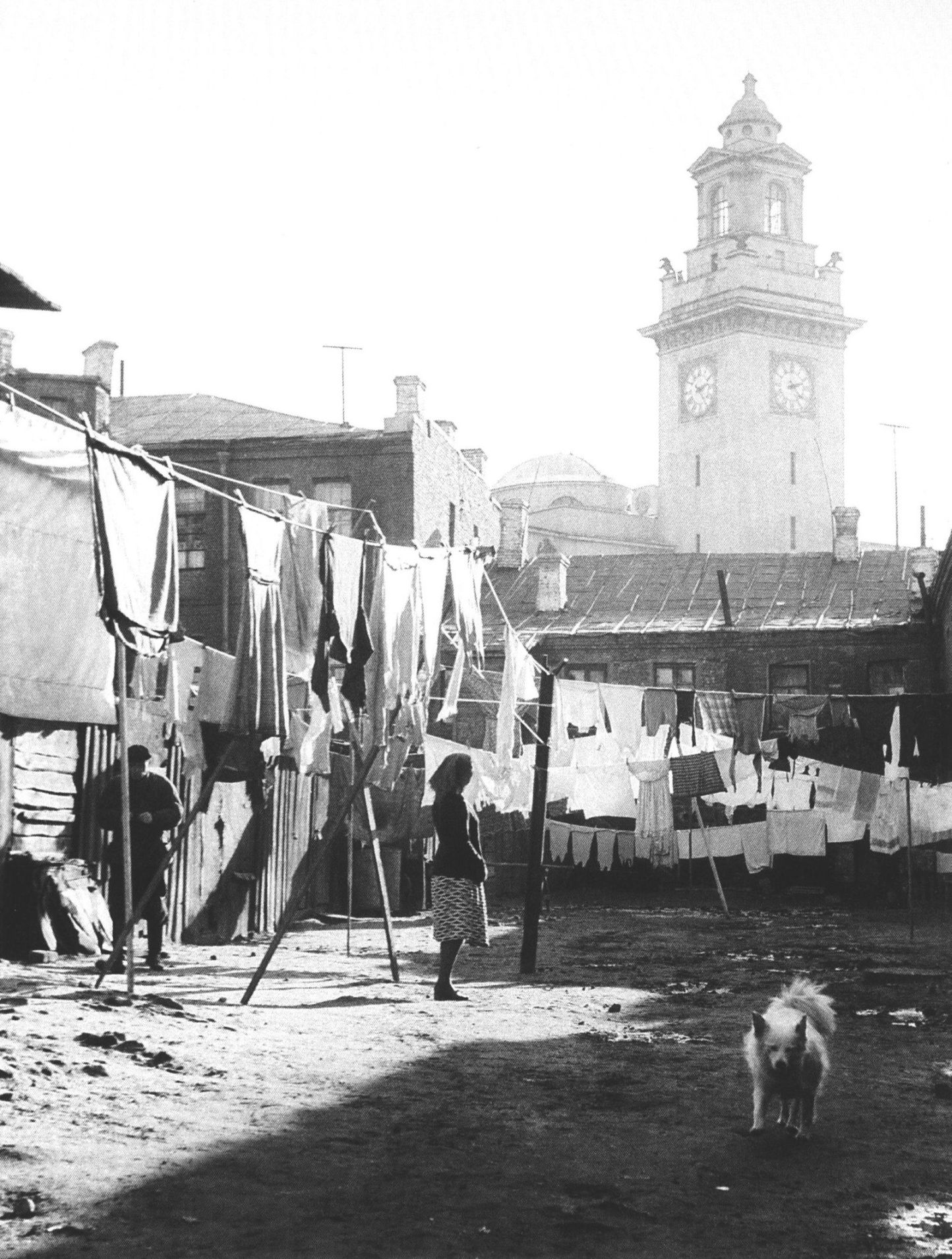 Старый московский двор рядом с Киевским вокзалом. 1946 г.