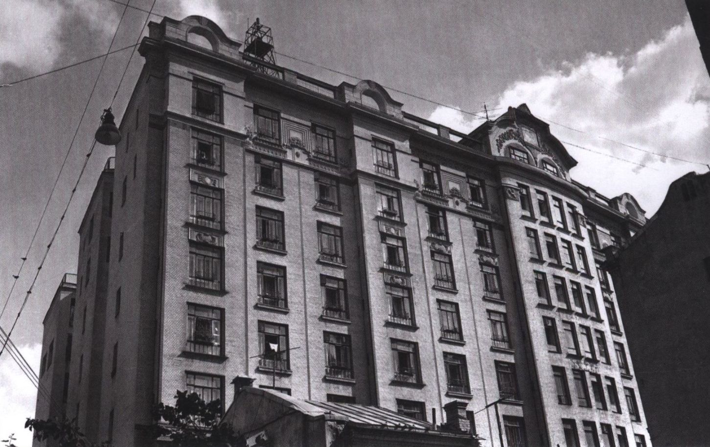 Большой Гнездниковский переулок, дом 10. Дом Нирнзее остроумные москвичи называли первым московским «тучерезом» — он имел рекордные десять этажей