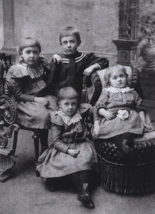 Михаил Булгаков о сестрами Верой, Надеждой и Варварой. Киев, 1898 г.