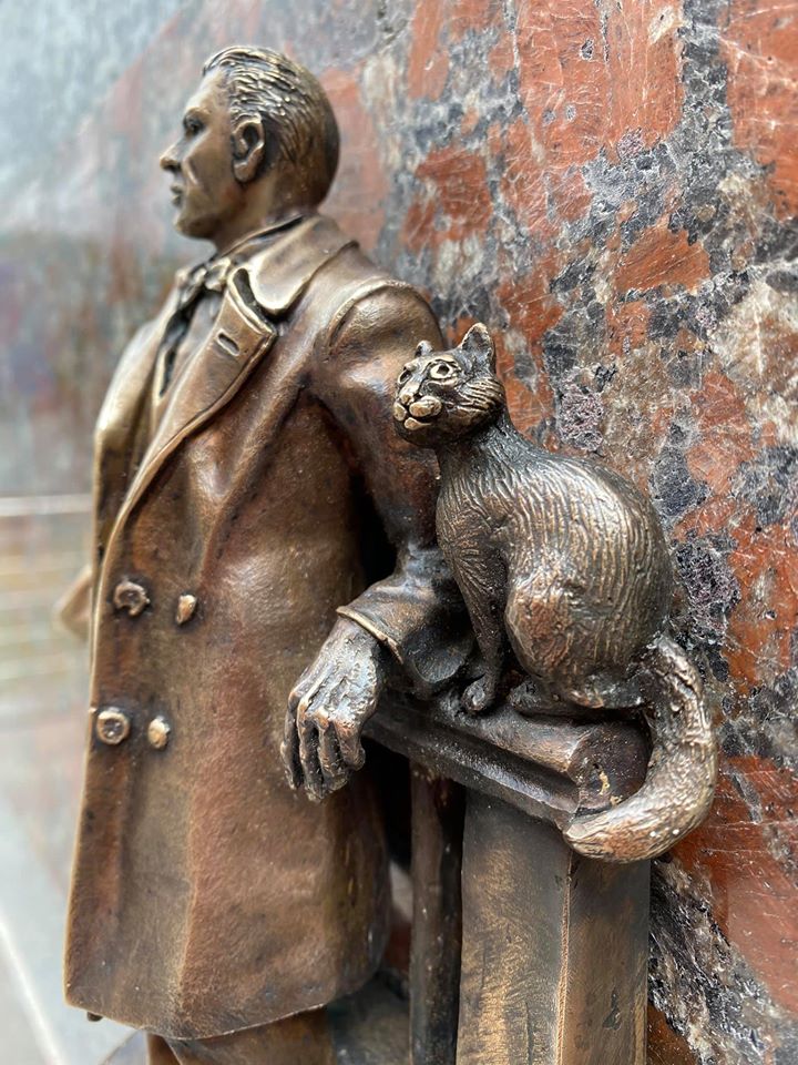 Мини-скульптура Булгакова в Киеве